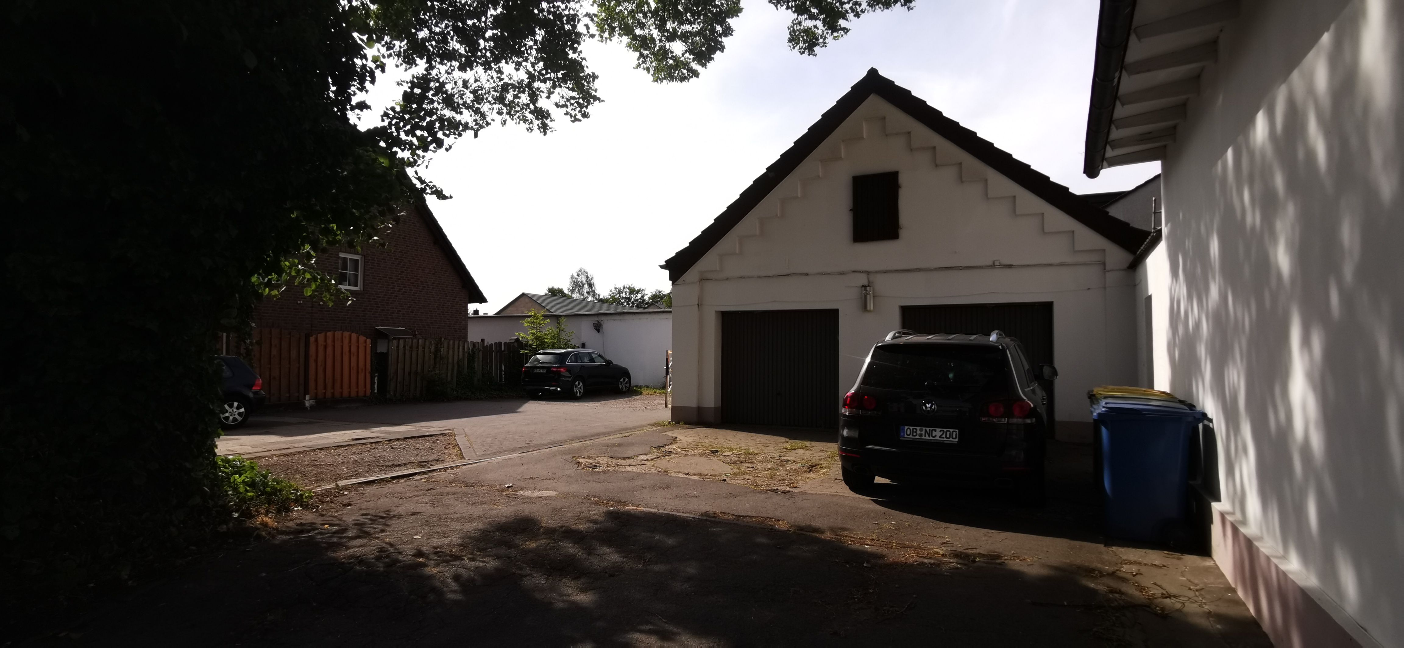 Doppelgarage und weitere 10 Stellplätze